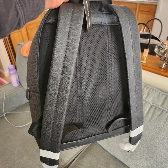 Michael kors back pack - Picture 9 of 10